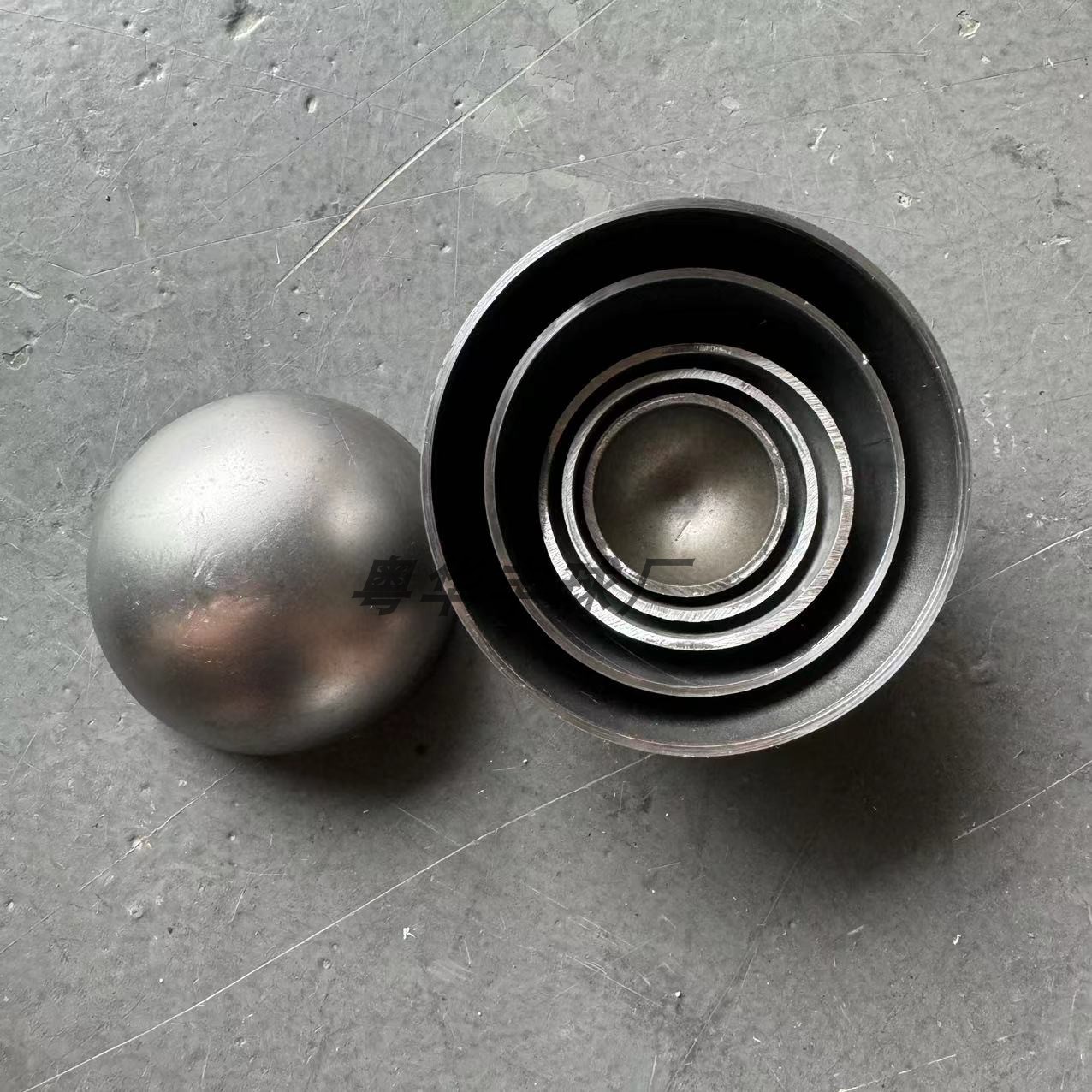 Hollow Iron Hemispheres Weldin - Light Art And Craft recension och pris